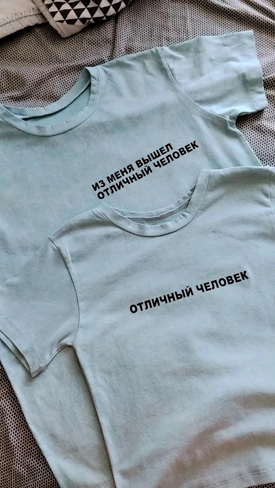Две голубые футболки с надписями чёрной плёнкой